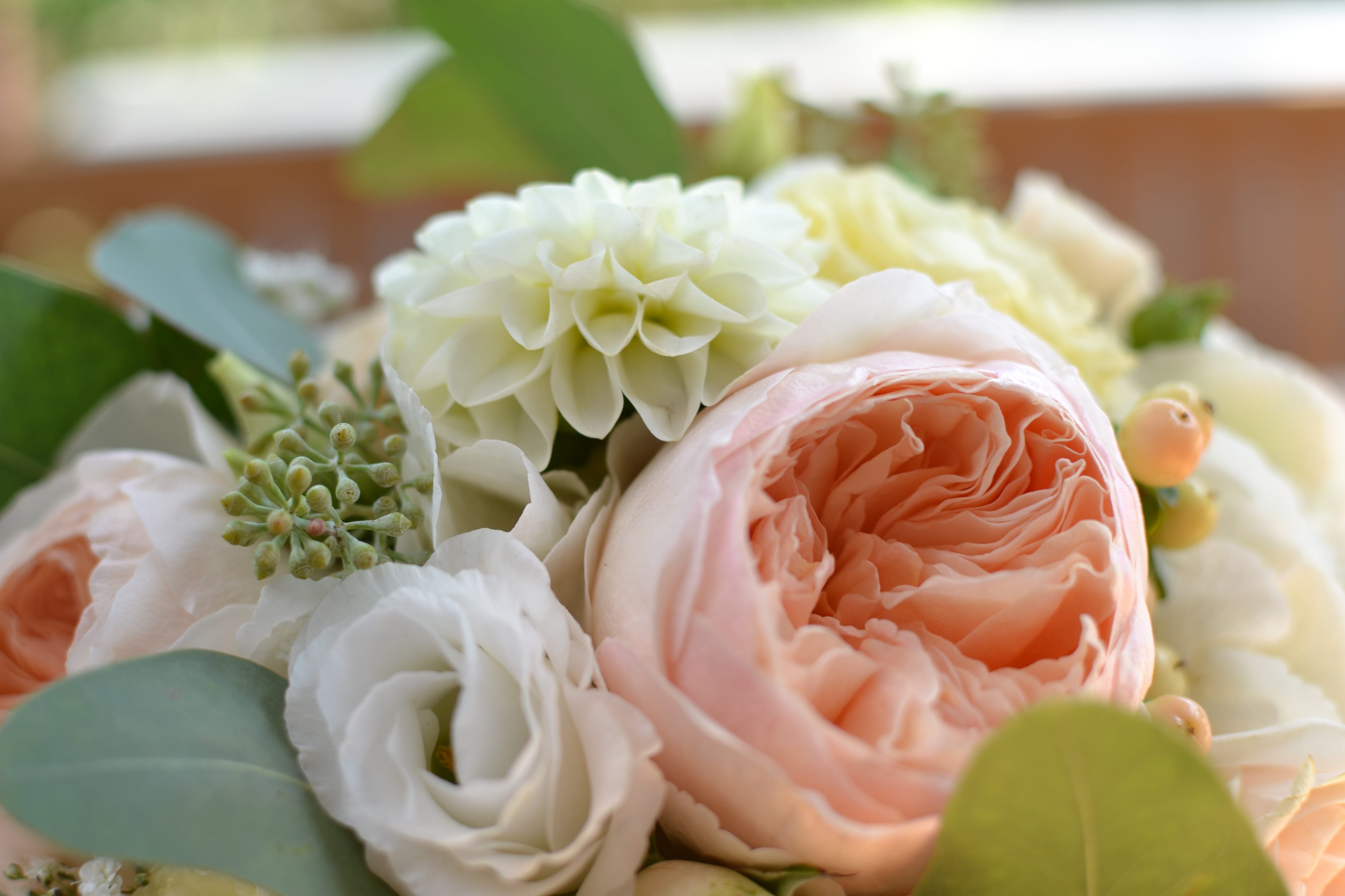 Brautstrauß mit weißen Blumen